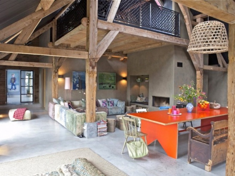 Dom pełen drewna, betonu i kolorowych dodatków do wnętrz ()