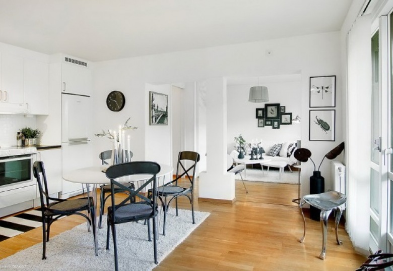 Małe mieszkanie w czarno-białej aranżacji z otwartą zabudową kuchni, przedpokoju i salonu - zakupy online (36454)