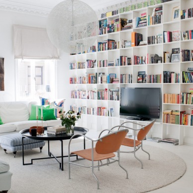 Piękna i oryginalna aranżacja mieszkania z imponującą biblioteką w salonie!