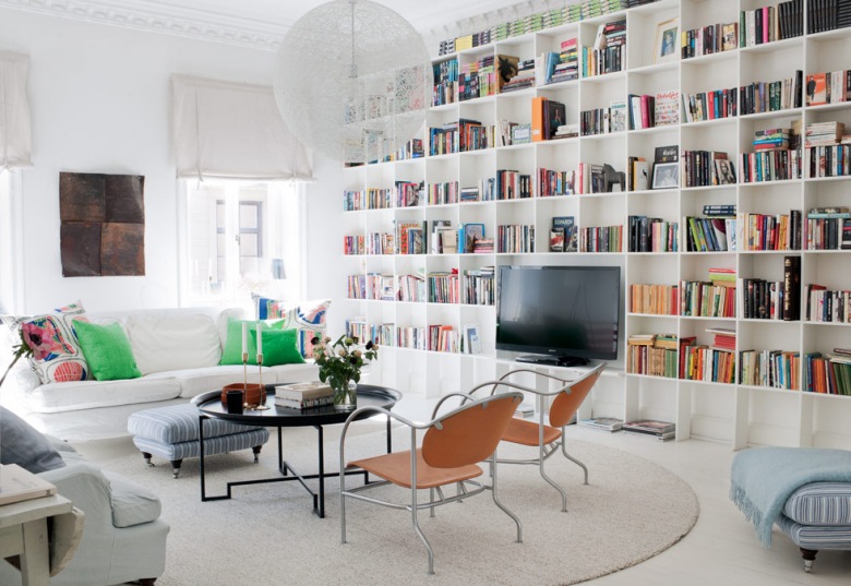 Piękna i oryginalna aranżacja mieszkania z imponującą biblioteką w salonie! ()