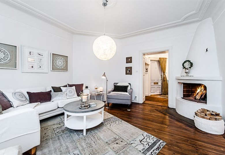 Białe skandynawskie mieszkanie o nieregularnym kształcie z cudowną podłogą z ciemnego drewna! ()