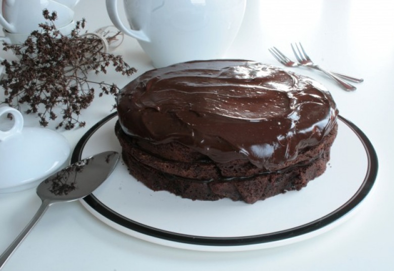 Tort czekoladowy idealny na specjalne okazje, w tym zbliżające się Walentynki z ciasteczkami Oreo! ()