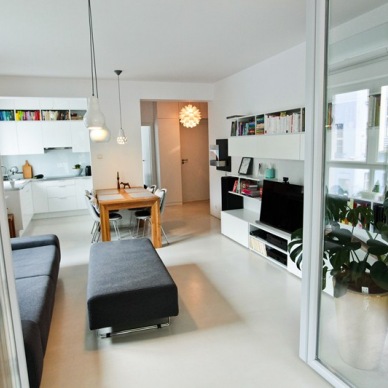 Polska aranżacja mieszkania o pow. 50 m2 w dominującej bieli i pięknym drewnie