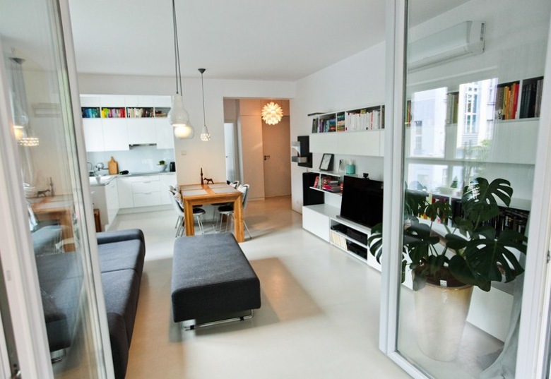 Polska aranżacja mieszkania o pow. 50 m2 w dominującej bieli i pięknym drewnie ()