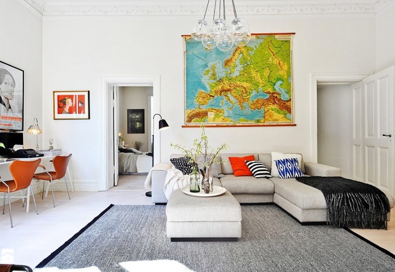 Białe mieszkanie w stylu skandynawskim z wielką mapą w aranżacji salonu :) ()
