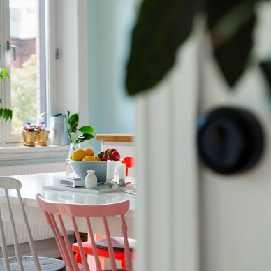 Inspirujące skandynawskie mieszkanie z naturalnymi motywami i pastelową kuchnią