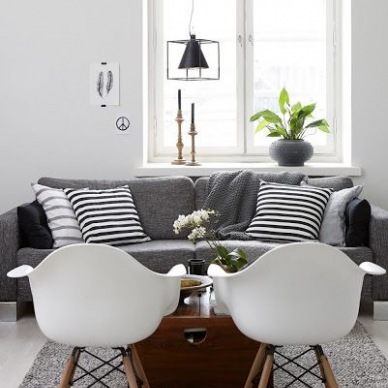 Pokój dzienny z szarą sofą -  dobieramy stoliki,krzesła i dekoracyjne poduszki  na zakupach online !