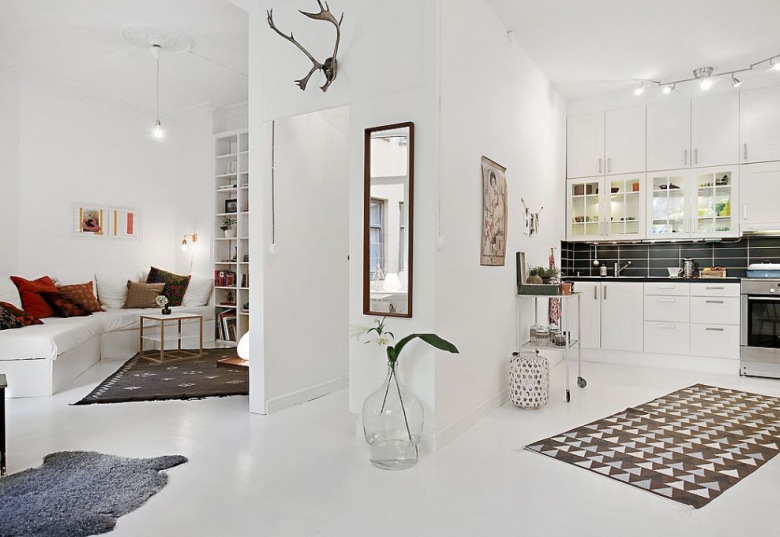 Mieszkanie o nieregularnym kształcie i powierzchni 50 m2 z białą podłogą i skandynawskim duchem ()