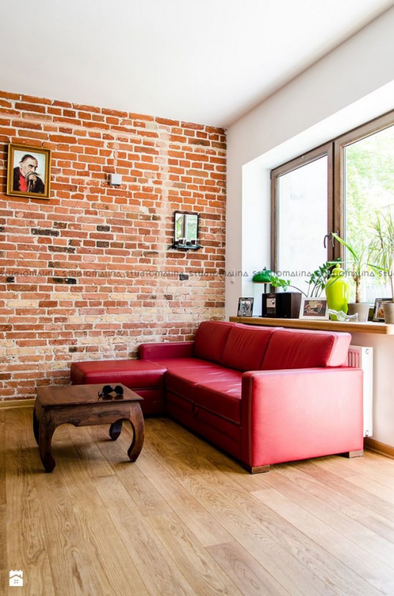 Polska inspirująca aranżacja mieszkania w przedwojennej kamienicy z czerwoną cegłą w salonie ()