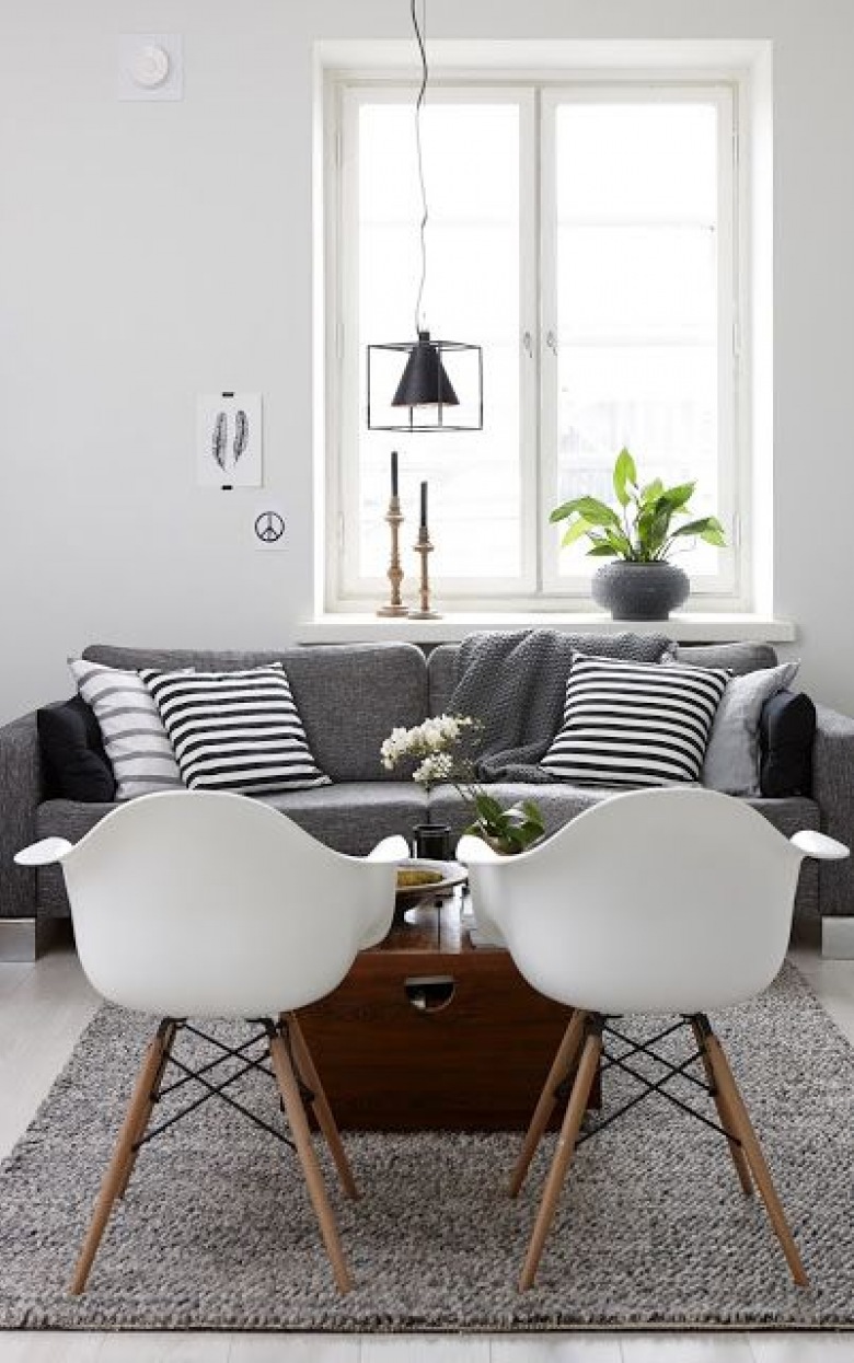 Pokój dzienny z szarą sofą -  dobieramy stoliki,krzesła i dekoracyjne poduszki  na zakupach online ! ()