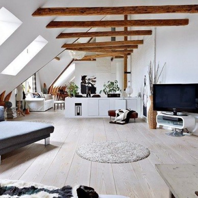 Białe mieszkanie na poddaszu z drewnianymi belkami, bieloną podłogą i ogromną przestrzenią :)
