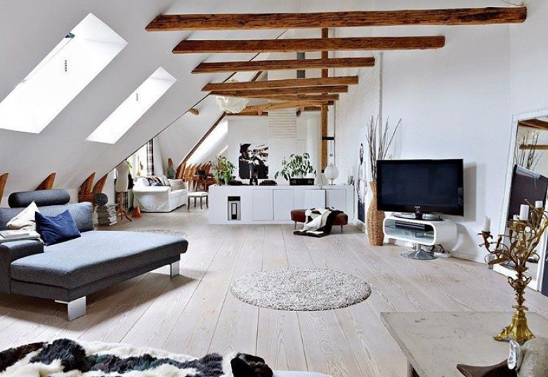 Białe mieszkanie na poddaszu z drewnianymi belkami, bieloną podłogą i ogromną przestrzenią :) ()