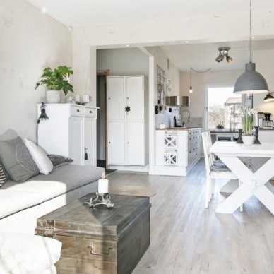 Aranżacja mieszkania w stylu skandynawskim w odcieniach bieli i szarości z naturalnymi motywami
