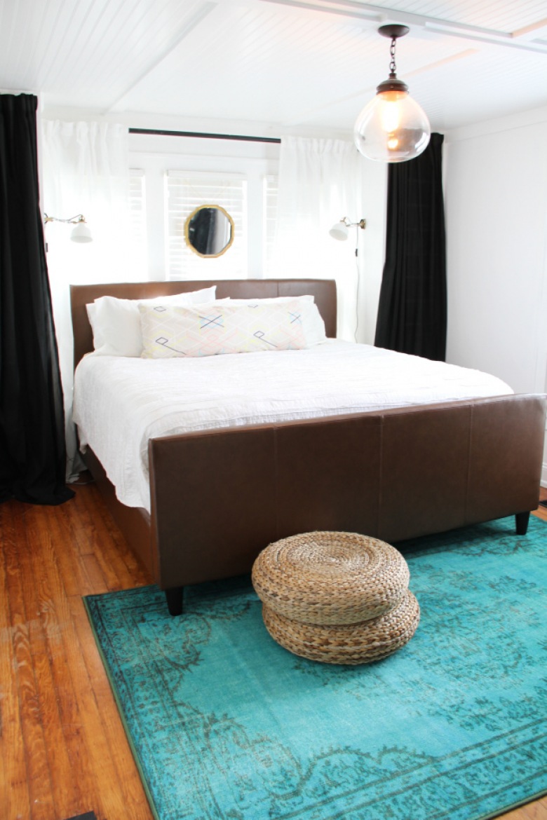 Inspiracje... wypoczynkowe, czyli before & after małej biało-czarnej sypialni z turkusowym dywanem ()