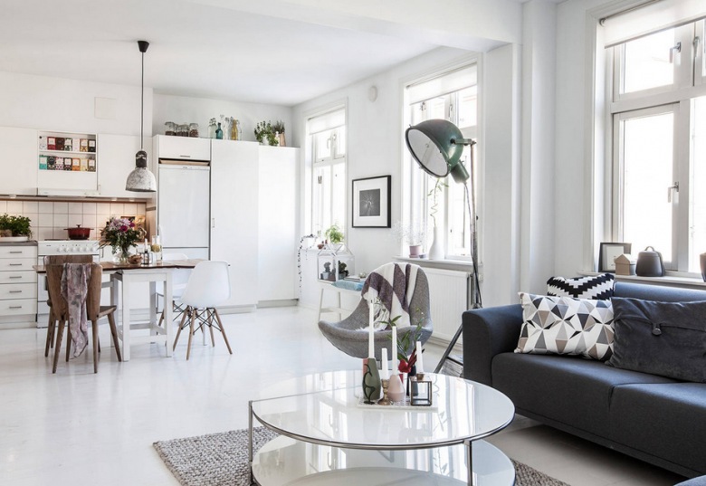 Aranżacja mieszkania w skandynawskim stylu z białymi podłogami, drewnem i mnóstwem dodatków oraz... oryginalną minigarderobą w sypialni ;) ()