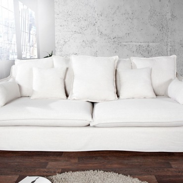 Biała lniana sofa z poduchami (5)