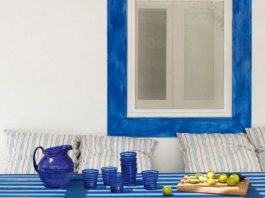 Błękitne okna,stoły i dekoracje w letnim domku (17335)