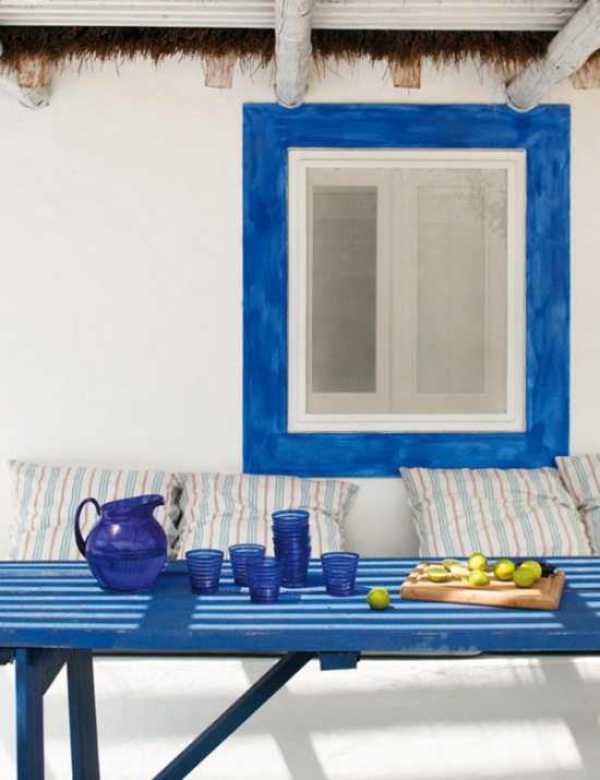 Błękitne okna,stoły i dekoracje w letnim domku