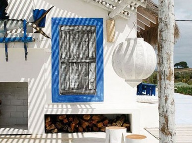 Szafirowe okna w białym śródziemnomorskim domu z tarasem (28493)