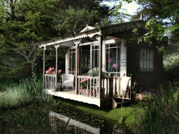 propozycja na wiejskie wakacje w Anglii - mały, odosobniony domek na wyspie, to przykład angielskiej, wiejskiej...