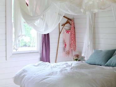 moskitiery nad łóżkami, to nie tylko praktyczny dodatek, ale też wspaniała dekoracja. Nadaje sypialni intymnego...