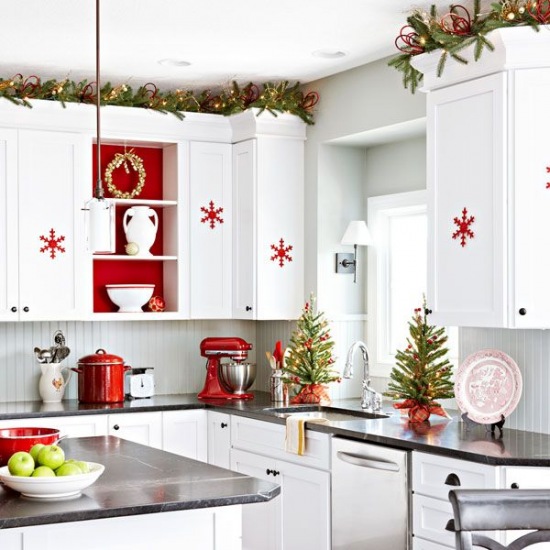 Czerwone ściany, gwiazdki i akcesoria w kuchni świątecznej