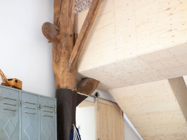 Drewniane  belki i podpory  i niebieska metalowa szafa w dziecięcym pokoju (21780)