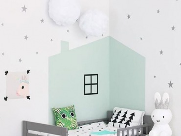 Szare łóżeczko w pokoju dziecięcym otoczone jest wspaniałą aurą do wypoczynku dla malucha. Błękitny wzór domku na ścianie podkreśla przytulność tej część...