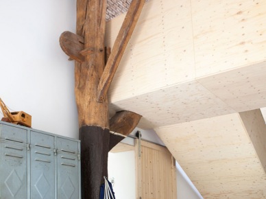 Drewniane  belki i podpory  i niebieska metalowa szafa w dziecięcym pokoju (21780)