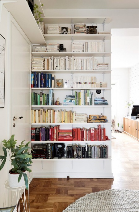 Pomysłowe półki w roli wiszącej biblioteczki w małym mieszkaniu