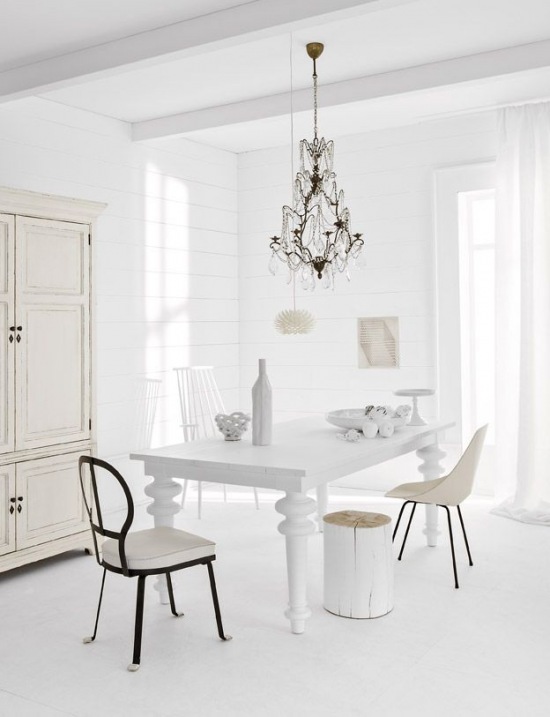 Prostokątny stół na toczonych nogach,biały stół z drewna na stylowych nogach,biała aranzacja jadalni z prostokatnym stołem ,eklektyczna aranzacja białego stołu z toczonymi nogami i mieszanymi krzesłami,stylowy mix w jadalni z prostokatnym