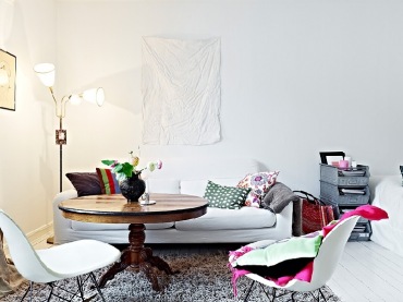 Krzesła białe nowoczesne dodają uroku temu salonowi, fajny sposób na wprowadzenie świeżego akcentu!:)
