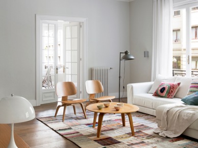 Biały salon z dywanem patchwork i drewnianym stolikiem w stylu skandynawskim (21809)