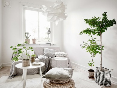 Aranżacja małego salonu w białym kolorze (52005)