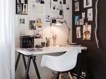 Zobacczie jak niewiele trzeba,aby stworzyć miejsce do pracy - białe biurko na czarnych nogach, białe krzesło, jedna...
