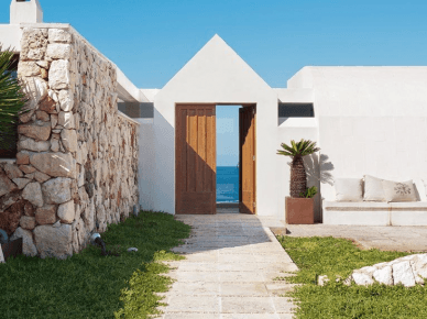 Białe ściany wapienne, naturalny kamień i drewno w śródziemnomorskiej architekturze (25609)