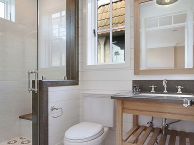 Drewniana konsolka z metalowym blatem i umywalką,terakota z ornamentem i zabuowana kabina z natryskiem i półką we wnęce łazienki (26019)