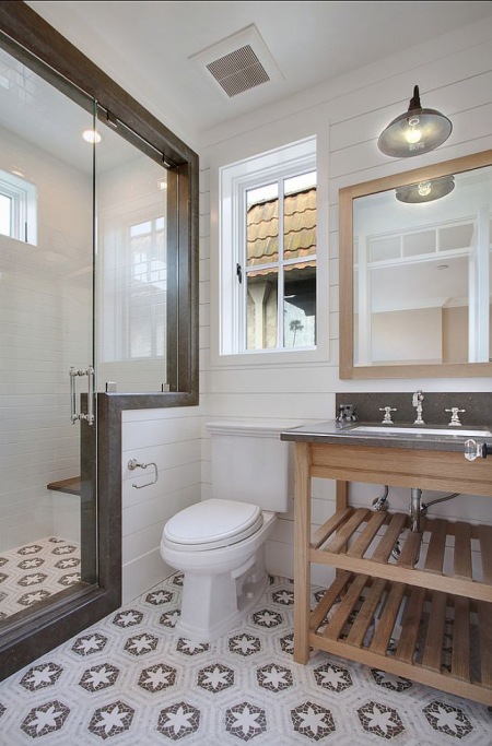 Drewniana konsolka z metalowym blatem i umywalką,terakota z ornamentem i zabuowana kabina z natryskiem i półką we wnęce łazienki