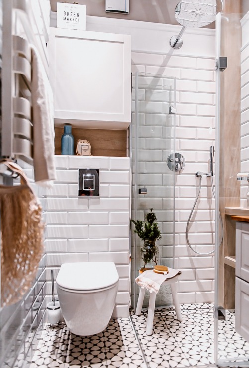 W małej łazienki zastosowano jasne kolory, żeby optycznie powiększyć przestrzeń. Drewniane akcenty dodają naturalności...