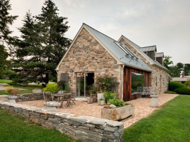 Piękny dom z na turalnego kamienia i drewna z bajecznym ogrodem (24992)