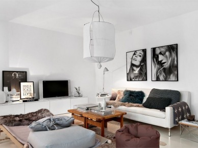 Stylowa aranżacja mieszkania w skandynawskim stylu z czarną farbą tablicową na ścianie