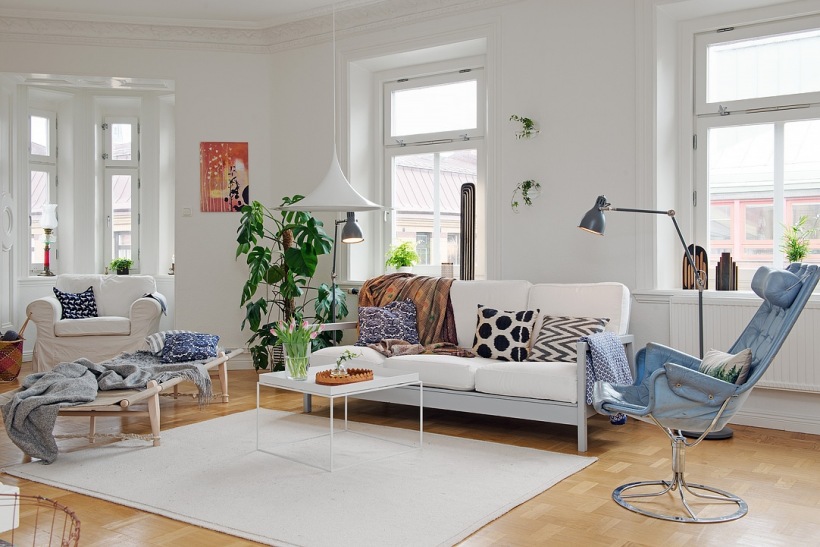 Biały salon z wykuszem w skandynawskim stylu