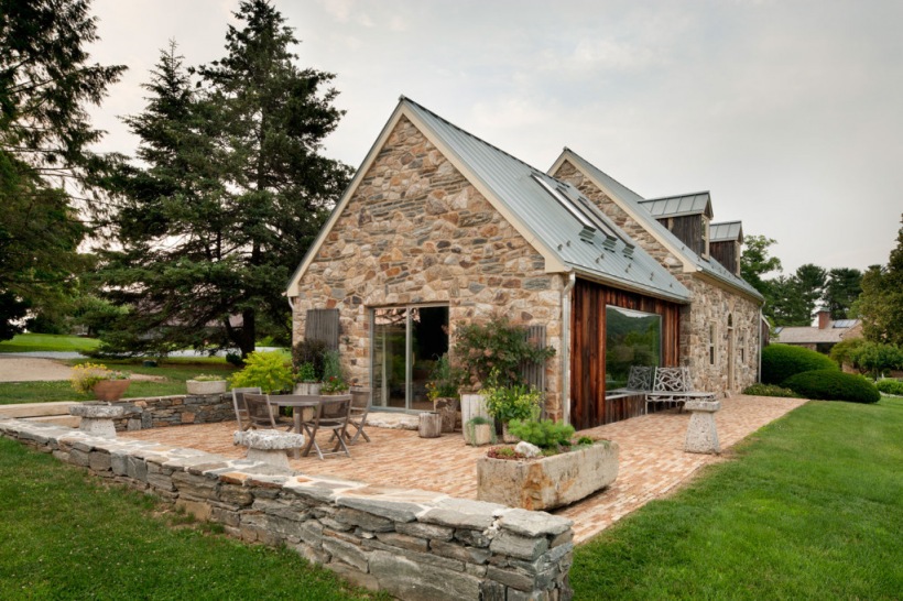 Piękny dom z na turalnego kamienia i drewna z bajecznym ogrodem