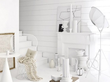 salon w bieli - nawet kominek w białym kolorze jest lekki i ulotny jak śnieg !