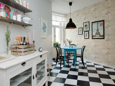 Ciekawa kuchnia w eklektycznym stylu z paryskimi plakatami,tapetą vintage na ścianie,niebieskim stołem z czarnymi krzeslami i tradycyjną białym kredensem (25859)