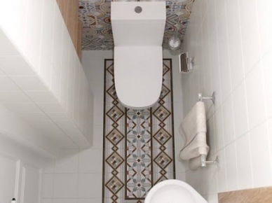 Bardzo mała łazienka ze wzorzystą ścianą i podłogą (51334)