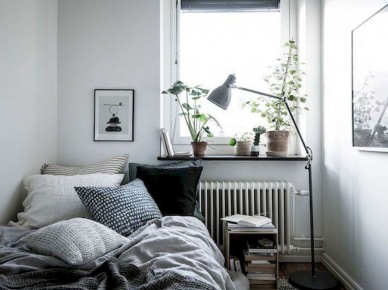 Mała sypialnia z dekoracją z roślin na parapecie (55891)