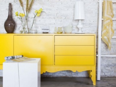 Żółta komoda,żółty kolor we wnętrzach,żółty kolor na scianie,żółte akcenty w mieszkaniu,jak dekorować dom w żółtym kolorze,jak używać żółtego koloru,żółte dekoracje i dodatki do wnętrz,co pasuje do żółtego koloru,żółte (34057)