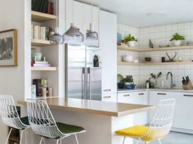 Białe szafki rozświetlają kuchnię, podobnie jak dobrane do nich dodatki. Wszystkie meble oraz wystawione na widoku akcesoria mają prostą formę, która idealnie podkreśla skandynawski styl w...