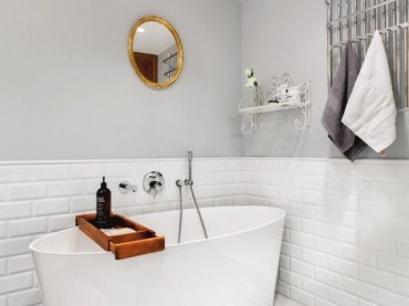 Prosta i jakże elegancka aranżacja szaro-białej łazienki z płytkami azulejos na podłodze. Dwa drewniane akcenty...
